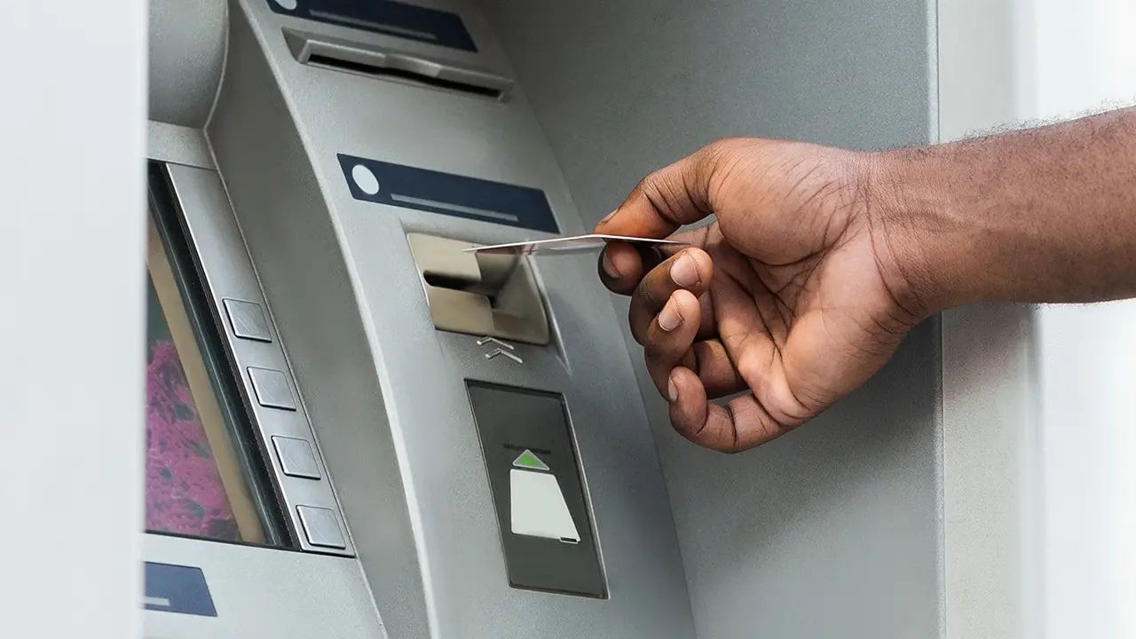 بانکی تی بی ئای ڕاکێشانی پارە لە دەرەوە ڕادەگرێت