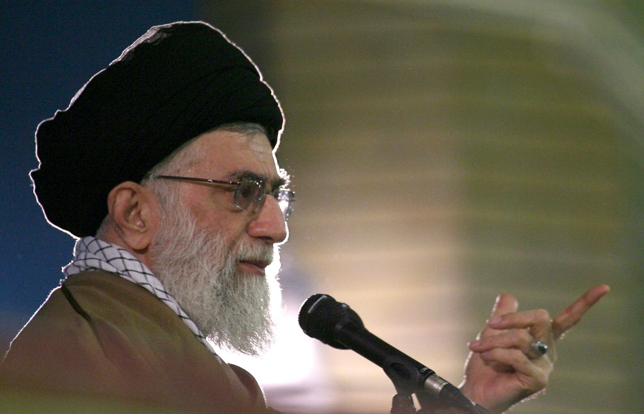 لەمیانەی نوێژی جەژندا خامنەیی پایەمێک بۆ ئەمریکا و ئیسرائیل دەنێرێت